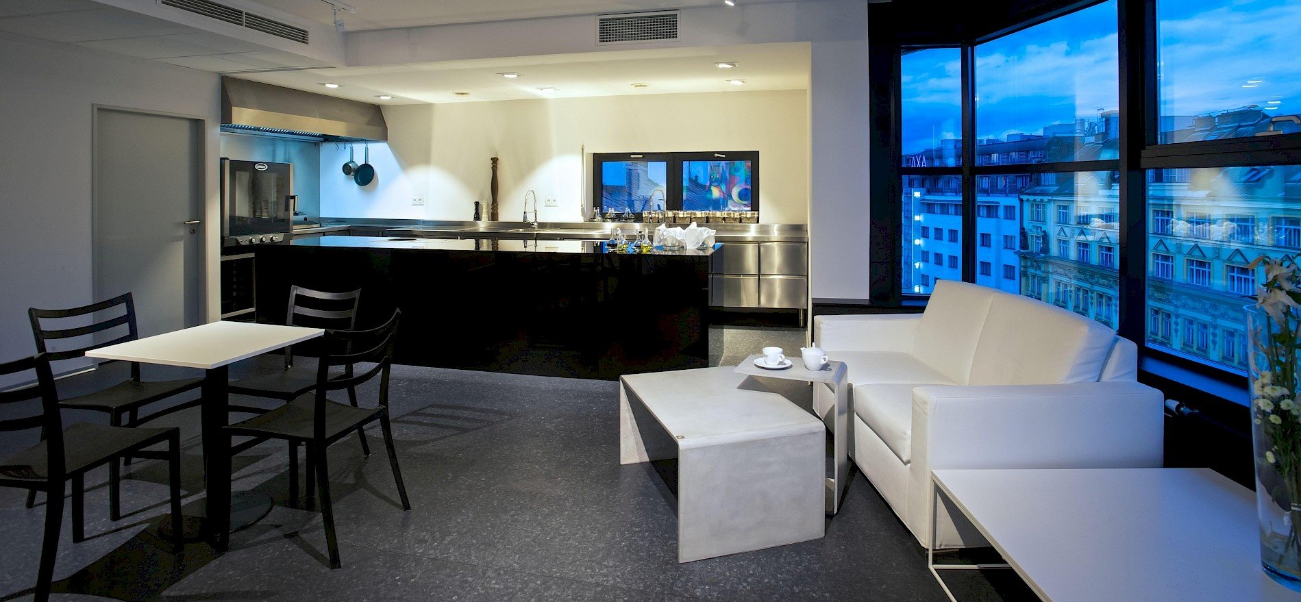 Levé křídlo@Art & Event Gallery Černá Labuť