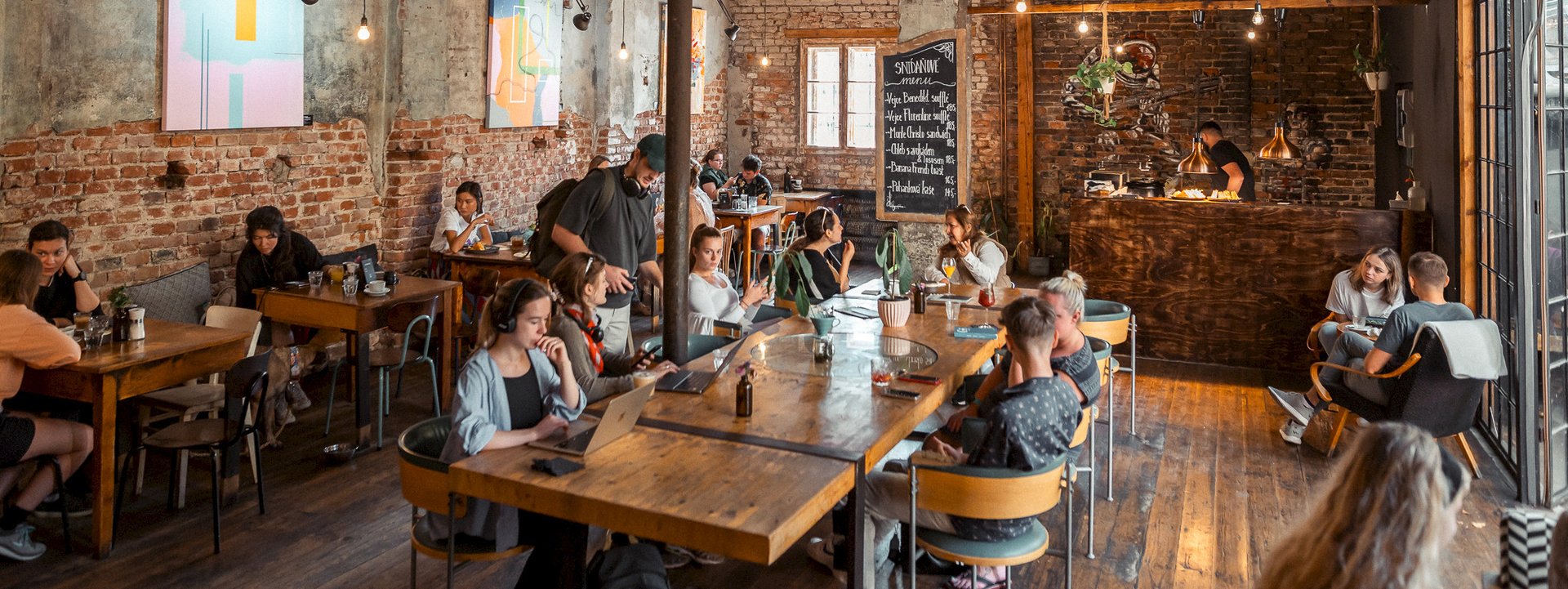 Hlavní prostor kavárny@Kavárna co hledá jméno