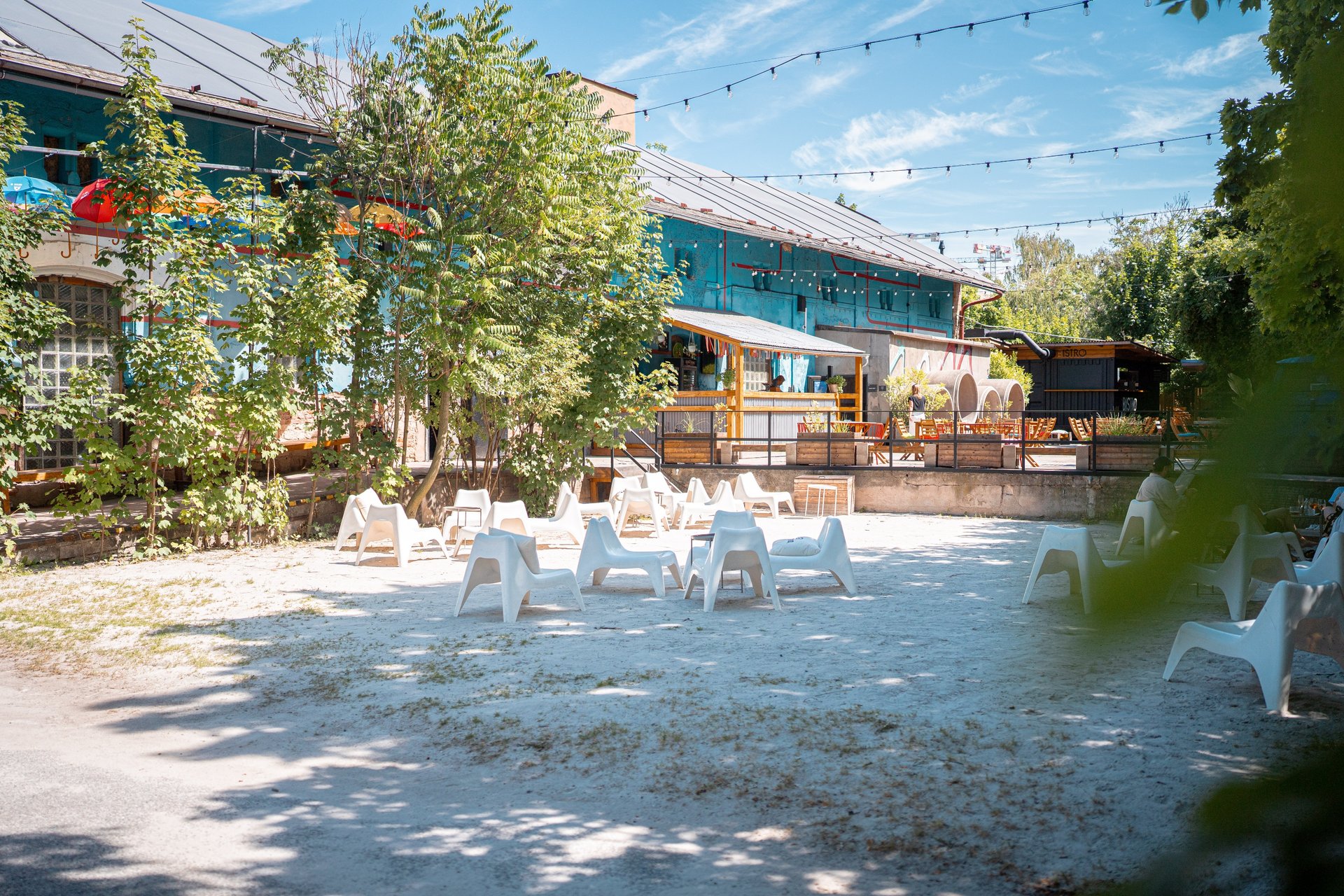 Přední zahrada a pláž@Radlická Kulturní Sportovna