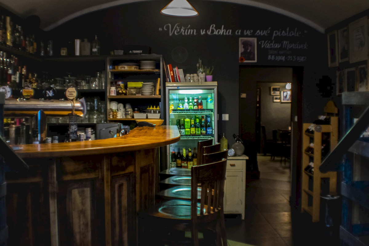 Bar Behind the Curtain - obrázek 1