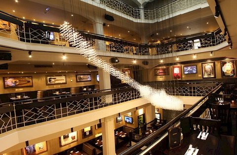 Hard Rock Cafe Praha - 1.patro Lounge + 1.patro Atrium - náhled 9