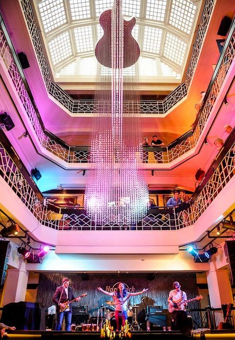 Hard Rock Cafe Praha - 1.patro Lounge + 1.patro Atrium - náhled 19