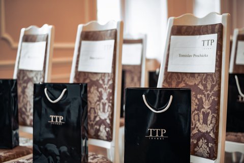 Hartigovský palác - Růžový sál - náhled 12