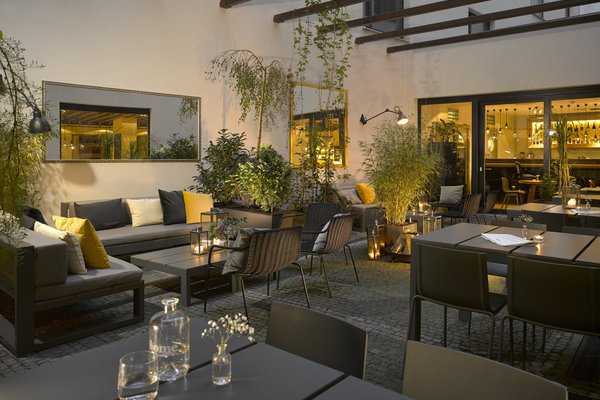 Restaurant & Bar HOME@INNSiDE by Melia Prague Old Town - náhled 12