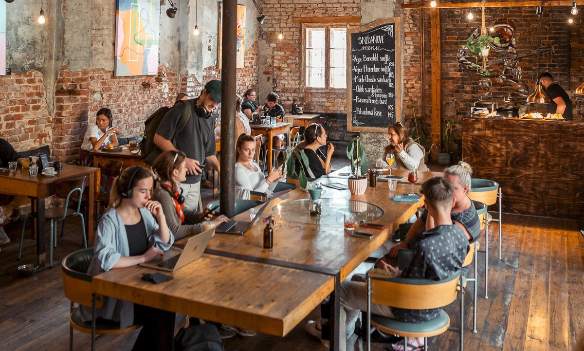 Hlavní prostor kavárny@Kavárna co hledá jméno - obrázek 1