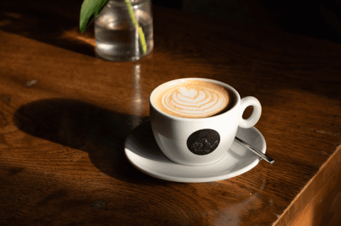 Kavárna co hledá jméno - Hlavní prostor kavárny - náhled 2