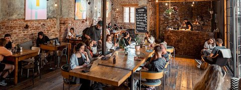 Kavárna co hledá jméno - Hlavní prostor kavárny - náhled 6