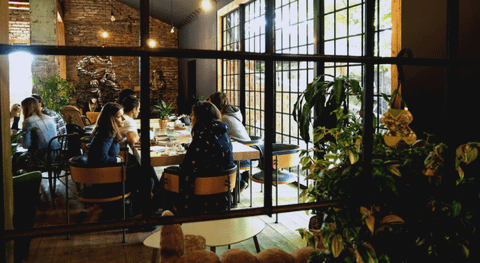 Kavárna co hledá jméno - Hlavní prostor kavárny - náhled 8