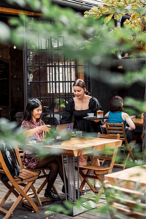 Kavárna co hledá jméno - Hlavní prostor kavárny - náhled 10