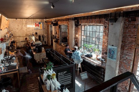 Kavárna co hledá jméno - Hlavní prostor kavárny - náhled 11