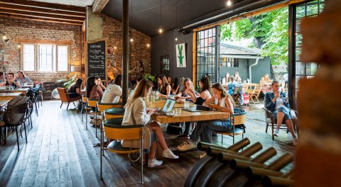 Kavárna co hledá jméno - Hlavní prostor kavárny - náhled 12