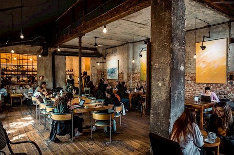 Kavárna co hledá jméno - Hlavní prostor kavárny - náhled 13