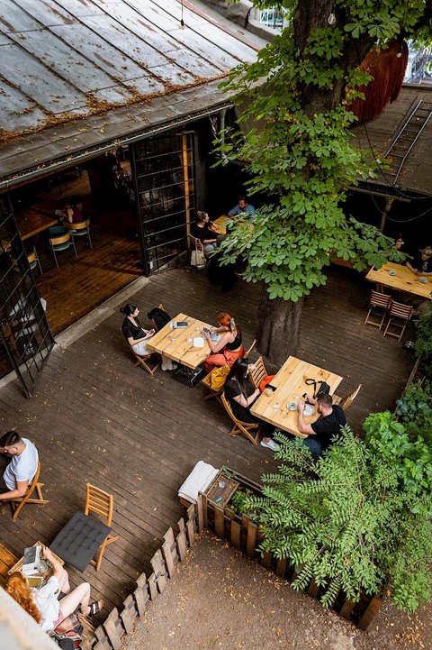 Kavárna co hledá jméno - Hlavní prostor kavárny - náhled 19