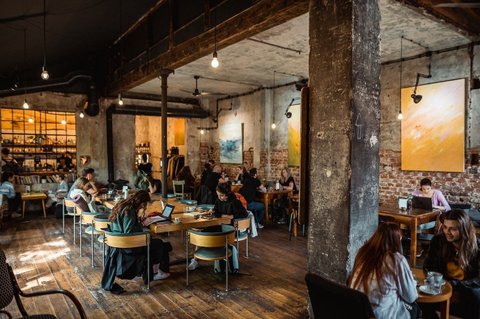 Kavárna co hledá jméno - Hlavní prostor kavárny - náhled 24