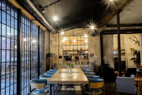 Kavárna co hledá jméno - Hlavní prostor kavárny - náhled 25