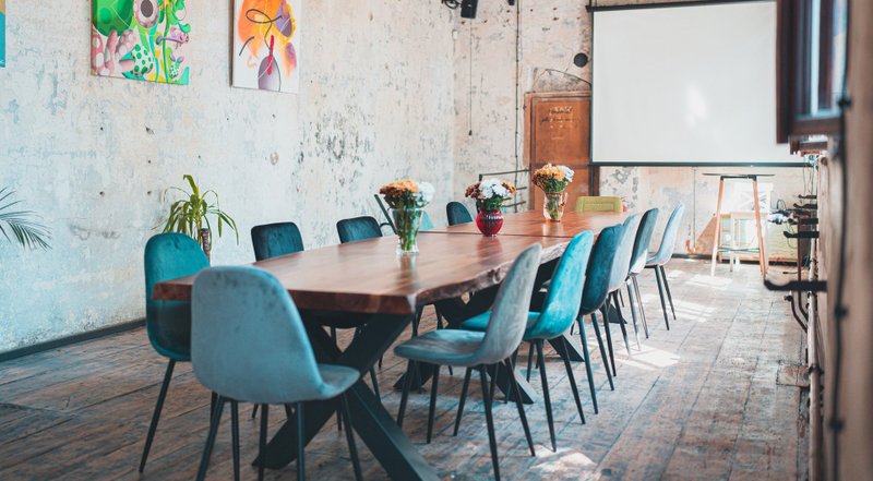 Kavárna co hledá jméno - Zasedací místnost