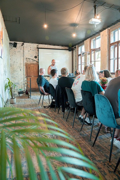 Kavárna co hledá jméno - Zasedací místnost - náhled 6