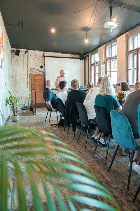 Kavárna co hledá jméno - Zasedací místnost - náhled 15