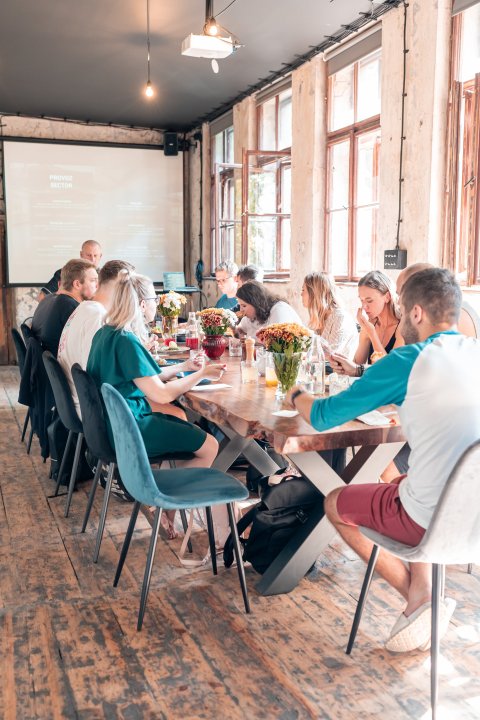 Kavárna co hledá jméno - Zasedací místnost - náhled 18