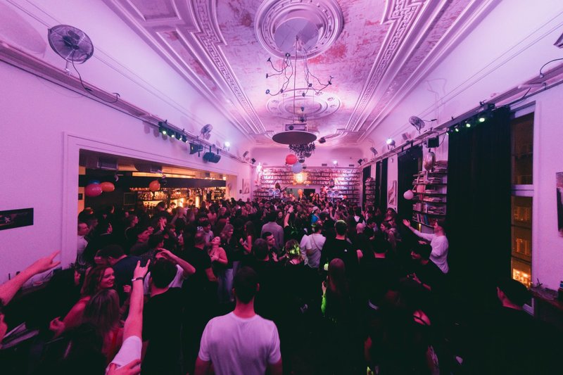 Klubovna 2. patro - obrázek 1