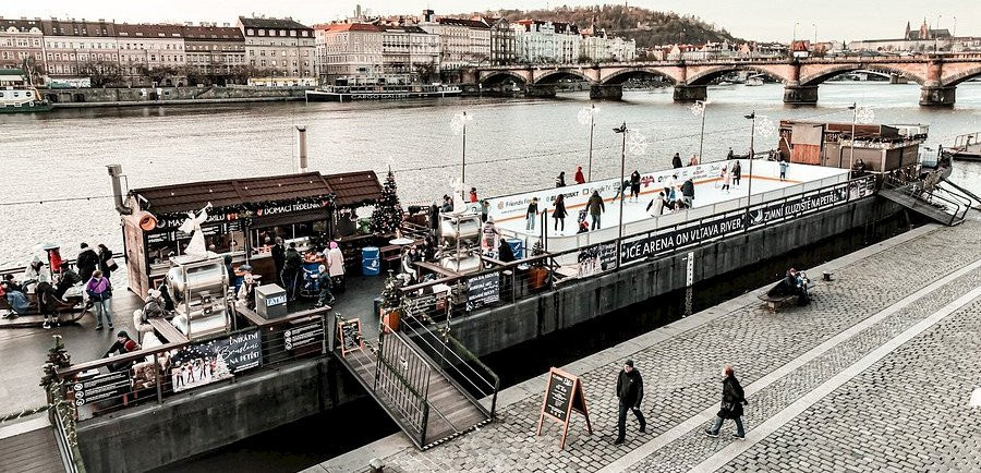 Kluziště Petra na náplavce u Vltavy - obrázek 1