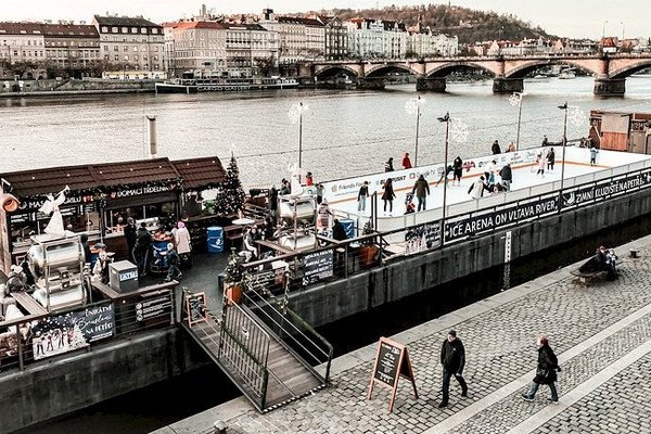 Kluziště Petra na náplavce u Vltavy