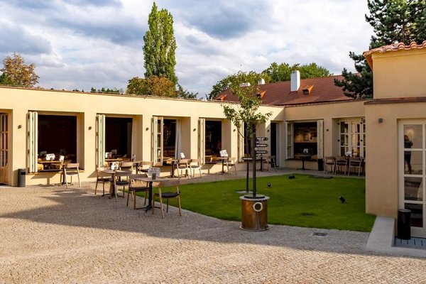 Venkovní posezení@Muzeum slivovice R. Jelínek - náhled 1