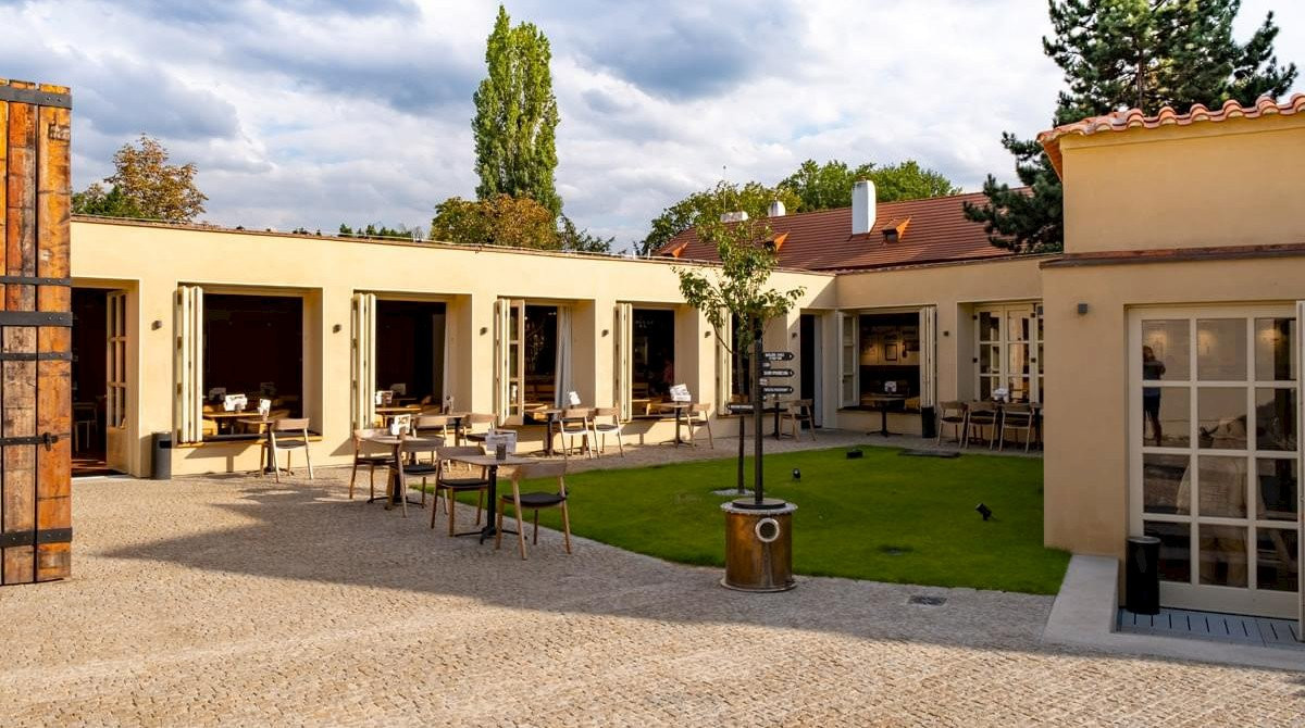 Venkovní posezení@Muzeum slivovice R. Jelínek - obrázek 1