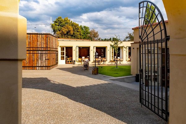 Venkovní posezení@Muzeum slivovice R. Jelínek - náhled 2