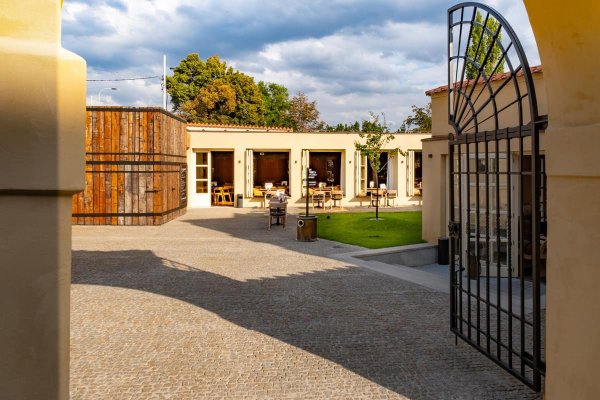 Venkovní posezení@Muzeum slivovice R. Jelínek - náhled 8
