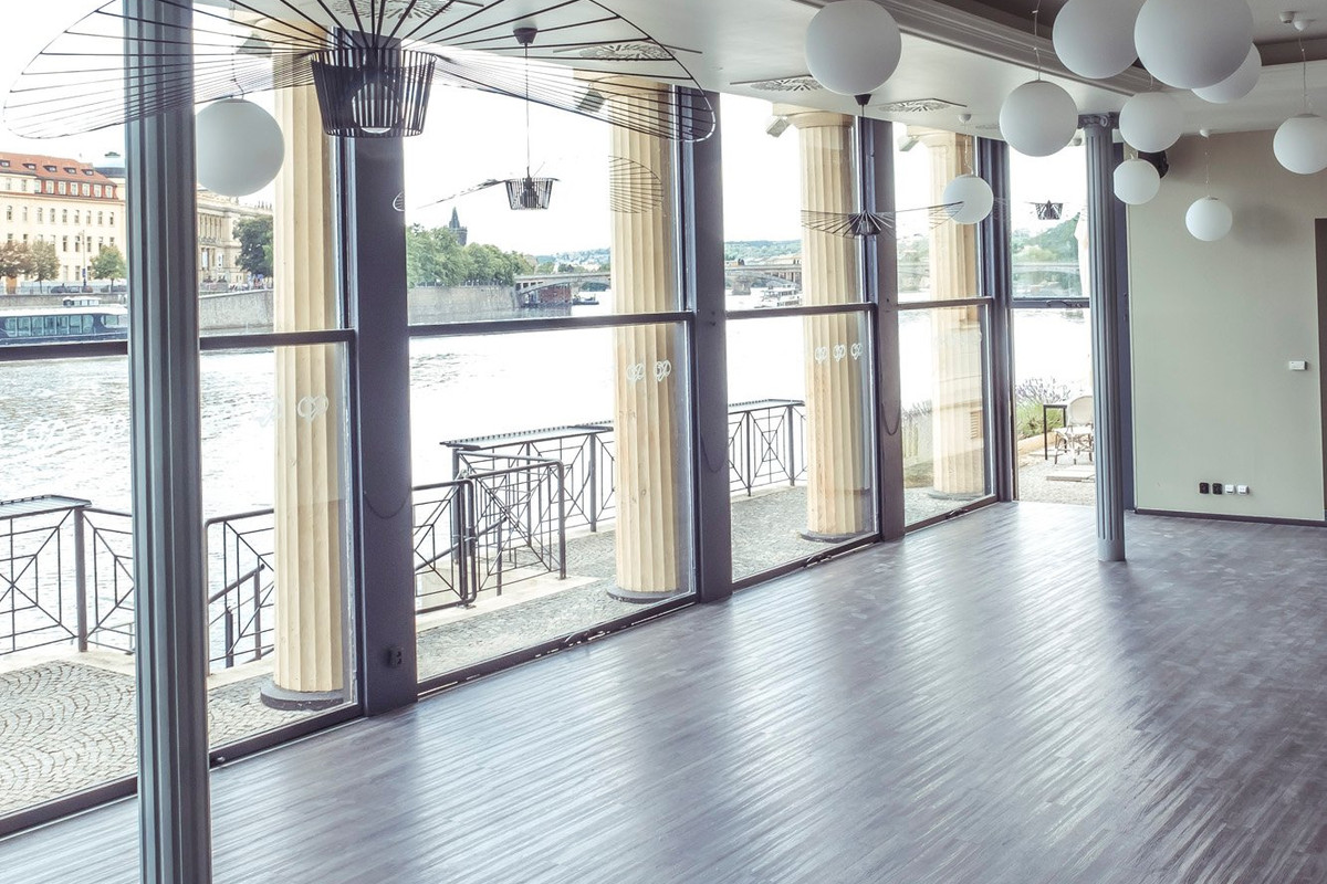 Glass gallery@Občanská plovárna - obrázek 1