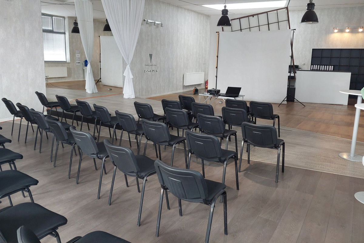 Příjemné prostory pro menší akce - obrázek 1