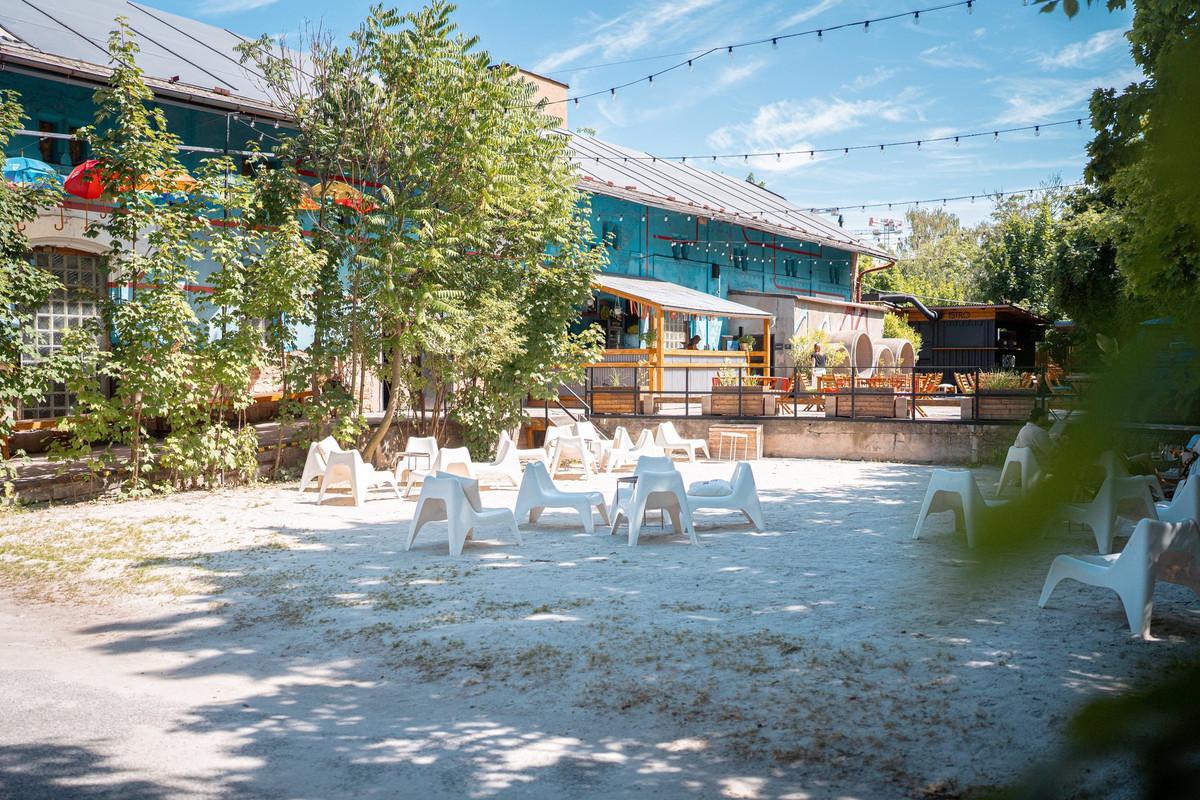 Přední zahrada a pláž@Radlická Kulturní Sportovna - obrázek 1