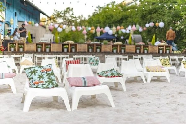 Přední zahrada a pláž@Radlická Kulturní Sportovna - náhled 2