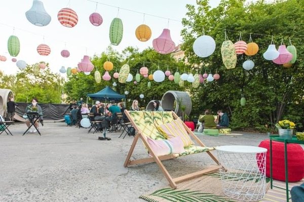 Přední zahrada a pláž@Radlická Kulturní Sportovna - náhled 3