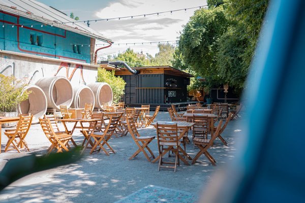 Přední zahrada a pláž@Radlická Kulturní Sportovna - náhled 7