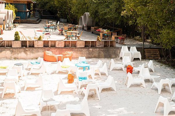 Přední zahrada a pláž@Radlická Kulturní Sportovna - náhled 9