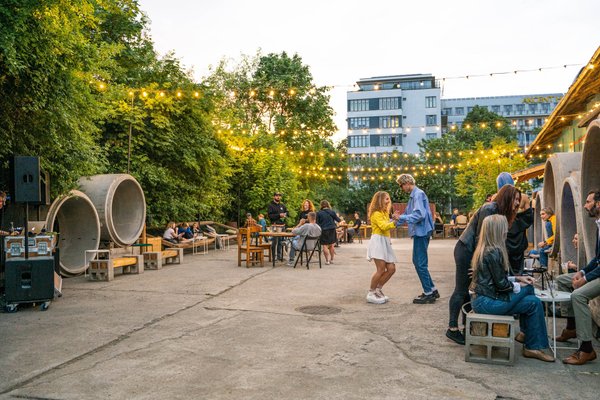 Přední zahrada a pláž@Radlická Kulturní Sportovna - náhled 25