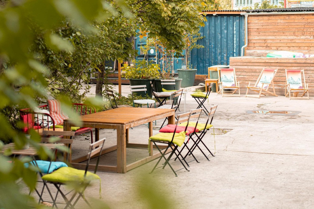 Zadní zahrada@Radlická Kulturní Sportovna - obrázek 1