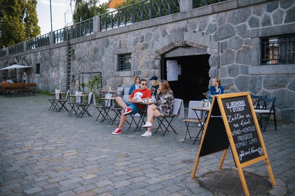 U jednoho stolu - náhled 2