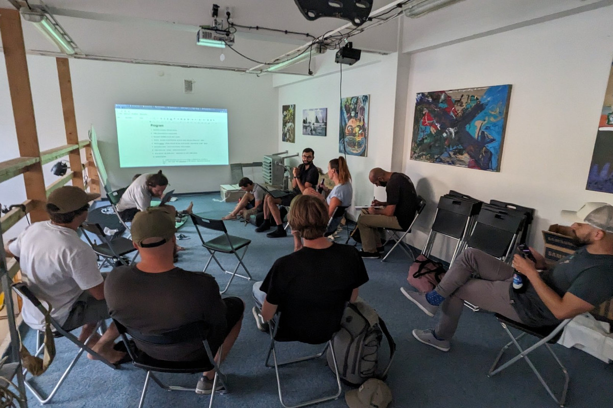 Galerie v loděnici@Vlny Štvanice - obrázek 1