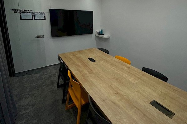 Blue Neon – meeting room@Zenwork Praha - náhled 5