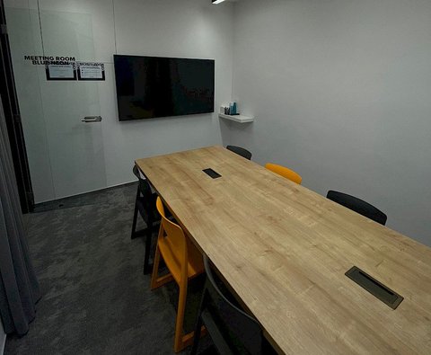 Zenwork Praha - Blue Neon – meeting room - náhled 5